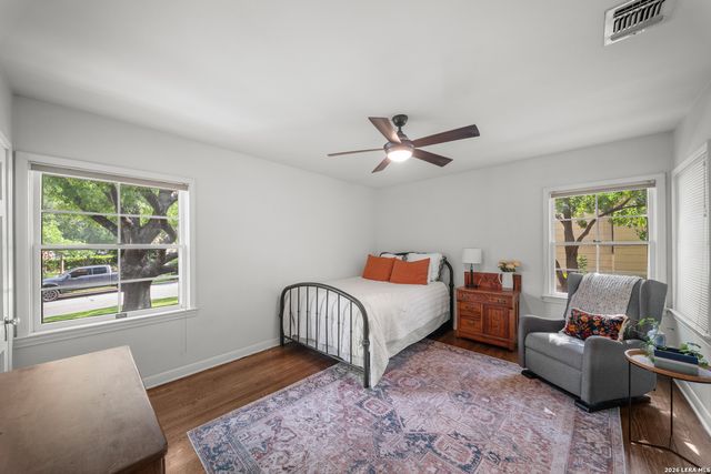 330 W AGARITA AVE, San Antonio, TX 78212