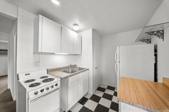 330 W AGARITA AVE, San Antonio, TX 78212