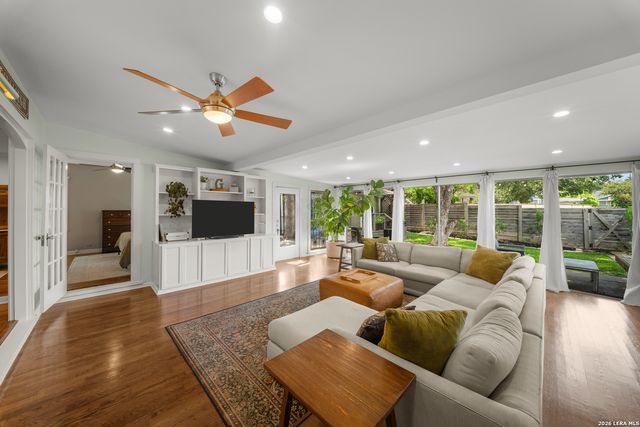 330 W AGARITA AVE, San Antonio, TX 78212