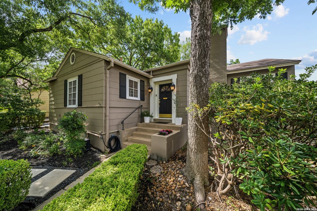 330 W AGARITA AVE, San Antonio, TX 78212