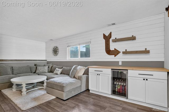 1037 Miami Avenue, Waterford Charter Township, MI 48327