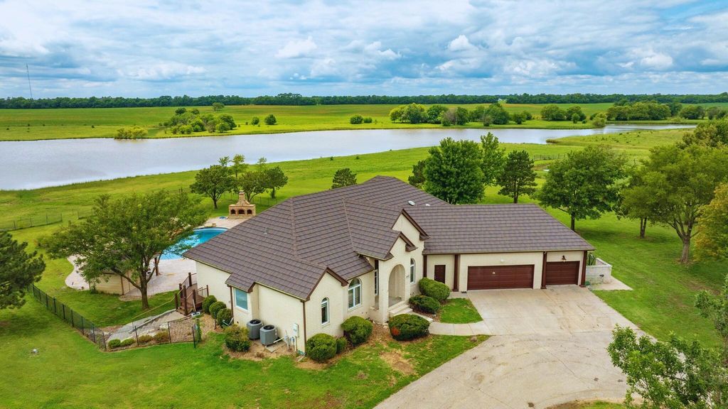 10401 N Woodlawn St, Valley Center, KS 67147