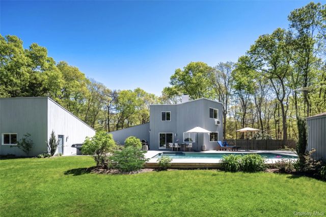 11 N Quarter Road, Westhampton, NY 11977