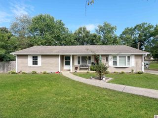 1904 Greenbriar Dr, Murray, KY 42071