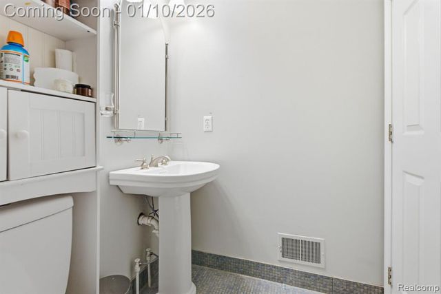 484 Waterbury Court, Belleville, MI 48111