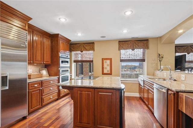 229 Ward Parkway 604B, Kansas City, MO 64112