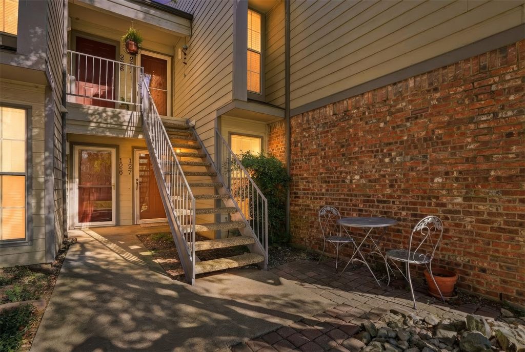 2535 Wedglea Drive F-127, Dallas, TX 75211