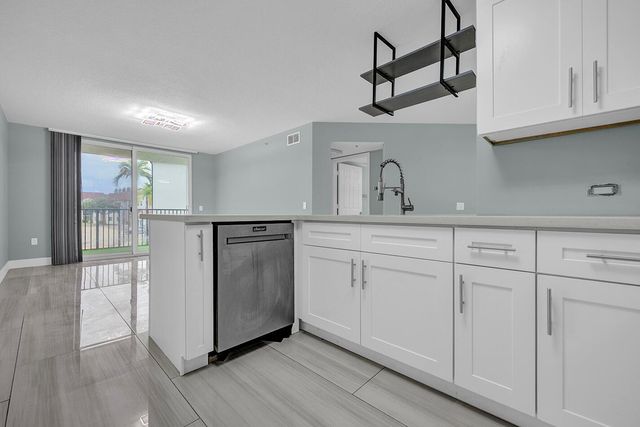 1010 Villa Circle, Boynton Beach, FL 33435