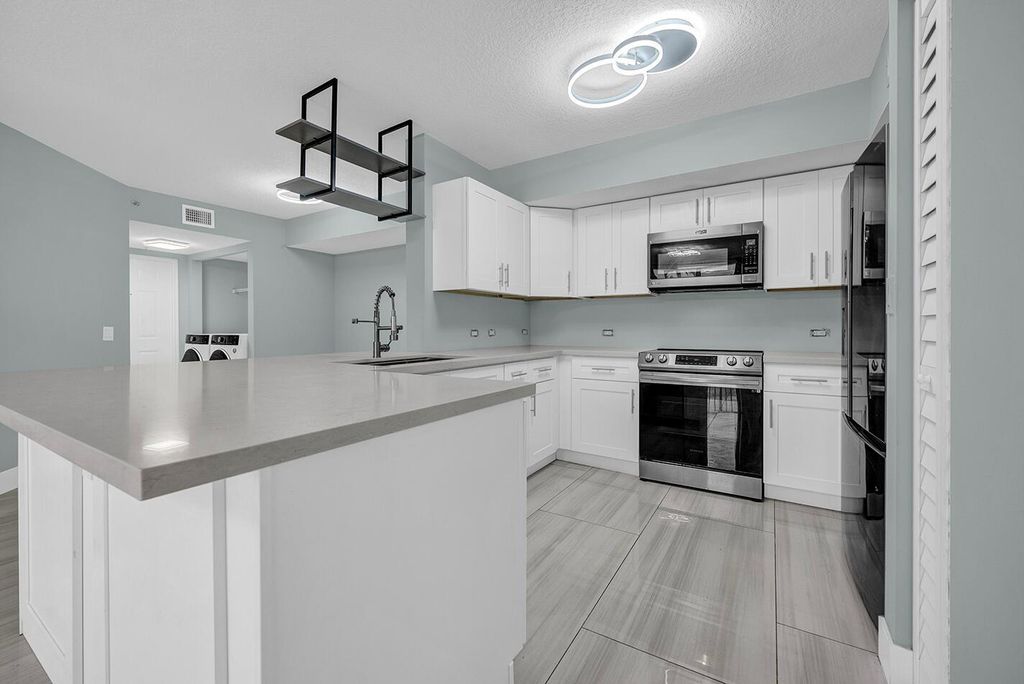 1010 Villa Circle, Boynton Beach, FL 33435