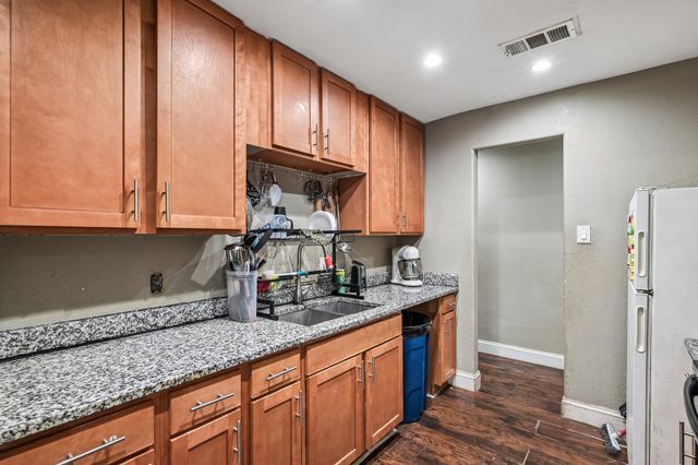 618 SE 3rd Street, Grand Prairie, TX 75051