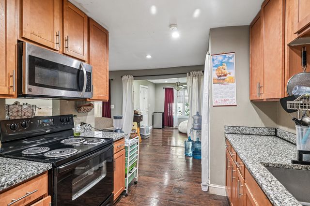 618 SE 3rd Street, Grand Prairie, TX 75051