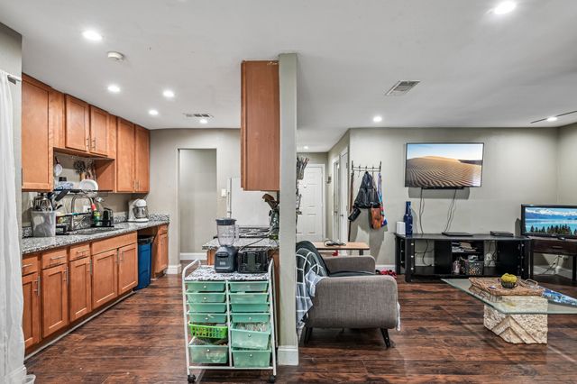 618 SE 3rd Street, Grand Prairie, TX 75051