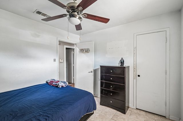 618 SE 3rd Street, Grand Prairie, TX 75051