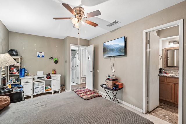 618 SE 3rd Street, Grand Prairie, TX 75051