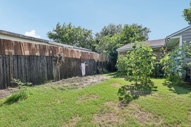 618 SE 3rd Street, Grand Prairie, TX 75051