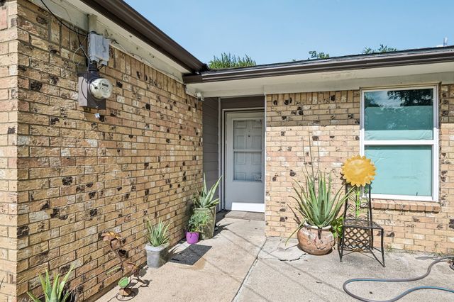 618 SE 3rd Street, Grand Prairie, TX 75051