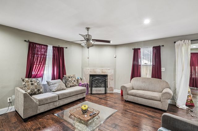 618 SE 3rd Street, Grand Prairie, TX 75051