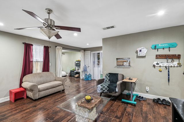 618 SE 3rd Street, Grand Prairie, TX 75051