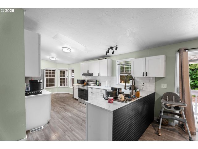 17649 S GREENFIELD Dr, Oregon City, OR 97045