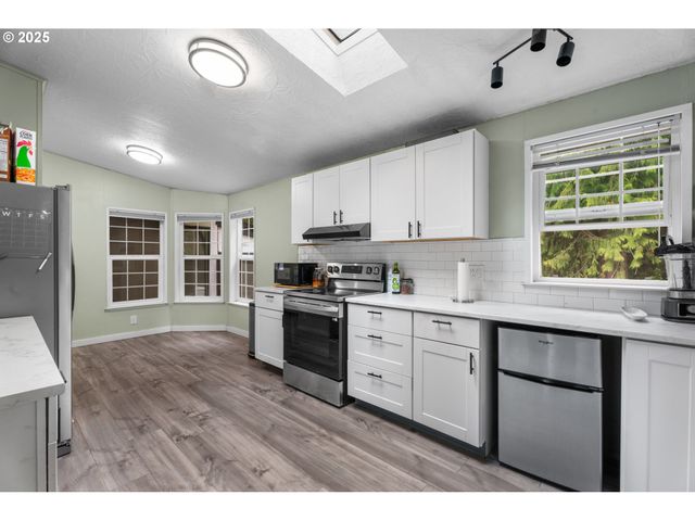 17649 S GREENFIELD Dr, Oregon City, OR 97045