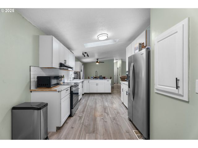 17649 S GREENFIELD Dr, Oregon City, OR 97045