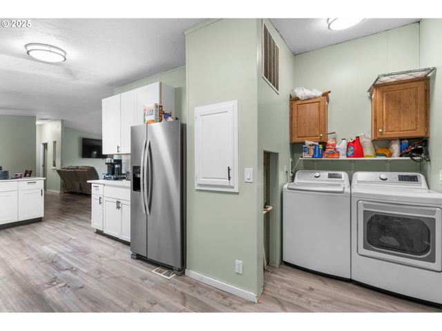 17649 S GREENFIELD Dr, Oregon City, OR 97045