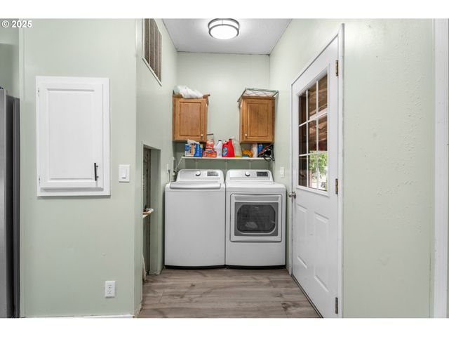 17649 S GREENFIELD Dr, Oregon City, OR 97045