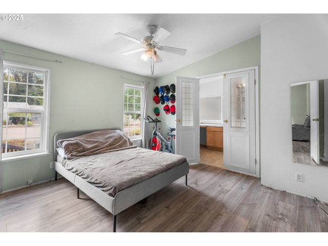 17649 S GREENFIELD Dr, Oregon City, OR 97045