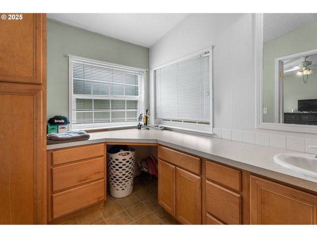 17649 S GREENFIELD Dr, Oregon City, OR 97045