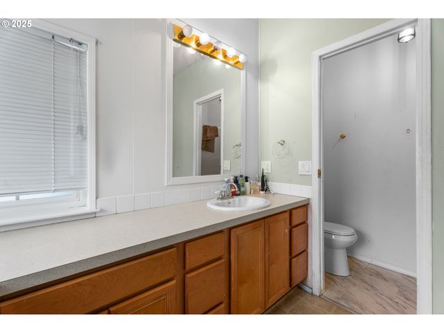 17649 S GREENFIELD Dr, Oregon City, OR 97045