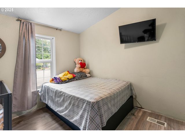 17649 S GREENFIELD Dr, Oregon City, OR 97045