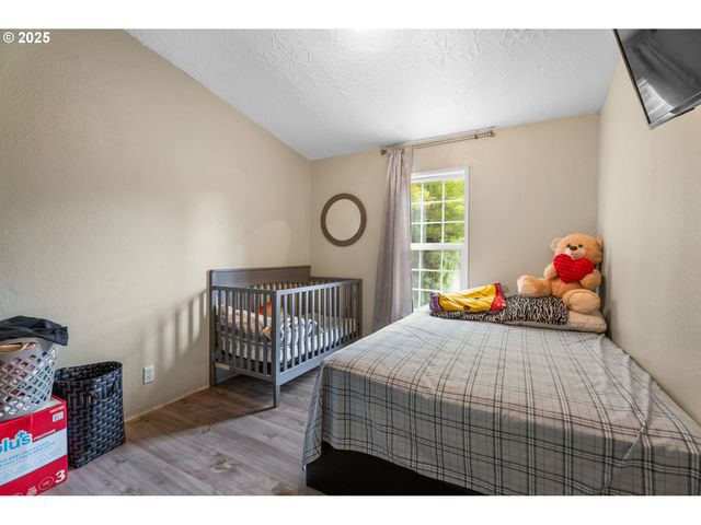 17649 S GREENFIELD Dr, Oregon City, OR 97045