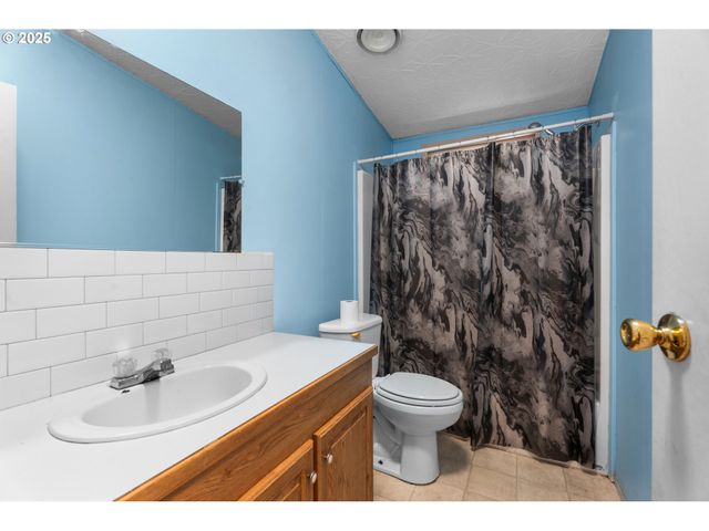 17649 S GREENFIELD Dr, Oregon City, OR 97045