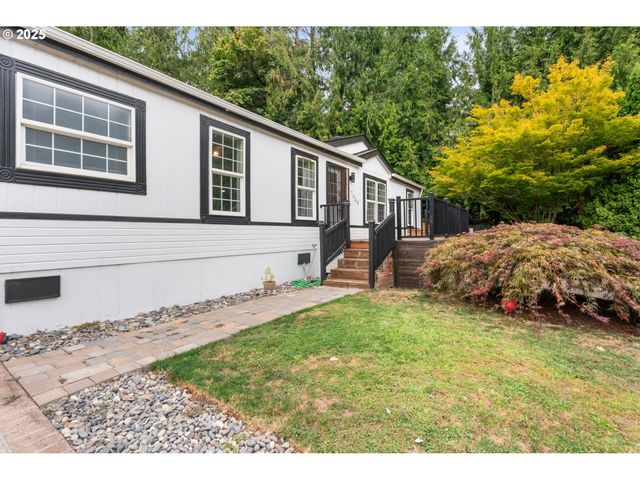 17649 S GREENFIELD Dr, Oregon City, OR 97045