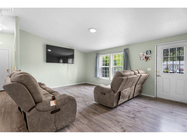 17649 S GREENFIELD Dr, Oregon City, OR 97045