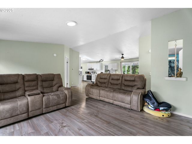 17649 S GREENFIELD Dr, Oregon City, OR 97045