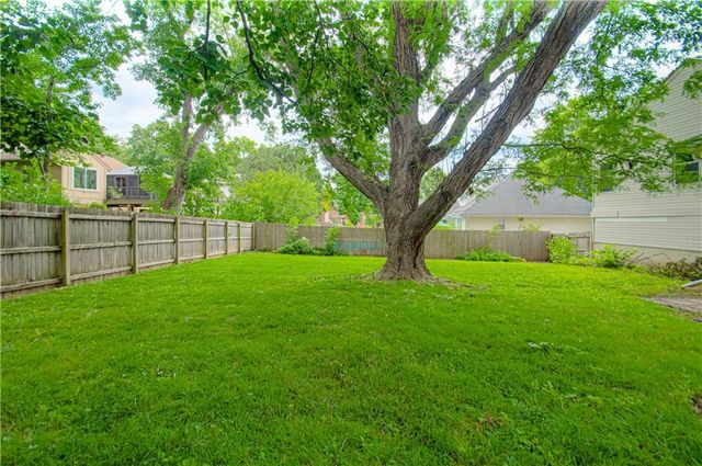 10407 Long Street, Overland Park, KS 66215