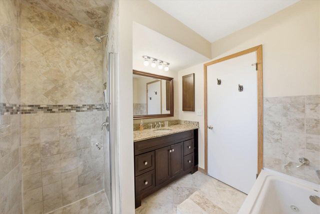 2340 Alta Louise PARKWAY, Brookfield, WI 53045