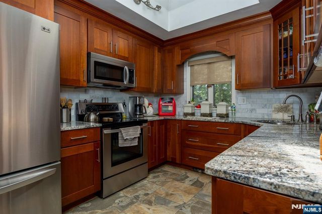 1150 Lakeside Drive, Vernon, NJ 07422