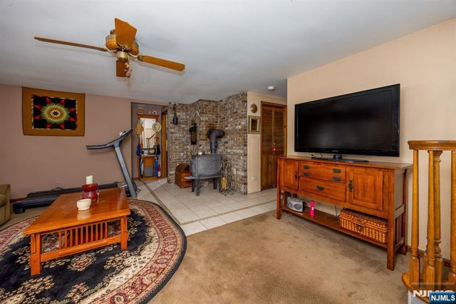 1150 Lakeside Drive, Vernon, NJ 07422