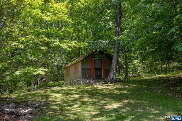 1150 Lakeside Drive, Vernon, NJ 07422
