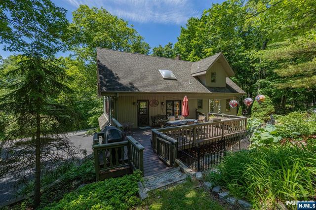 1150 Lakeside Drive, Vernon, NJ 07422