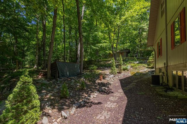 1150 Lakeside Drive, Vernon, NJ 07422