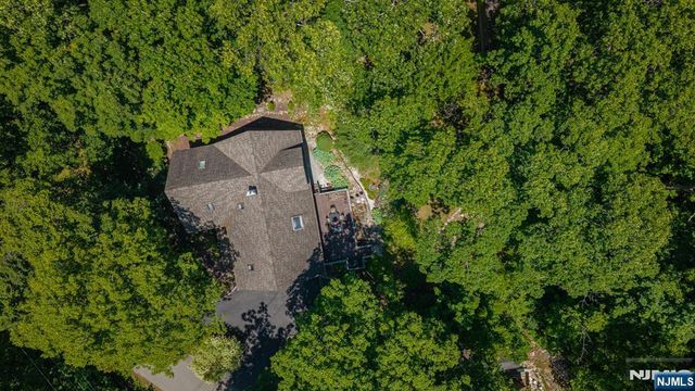 1150 Lakeside Drive, Vernon, NJ 07422