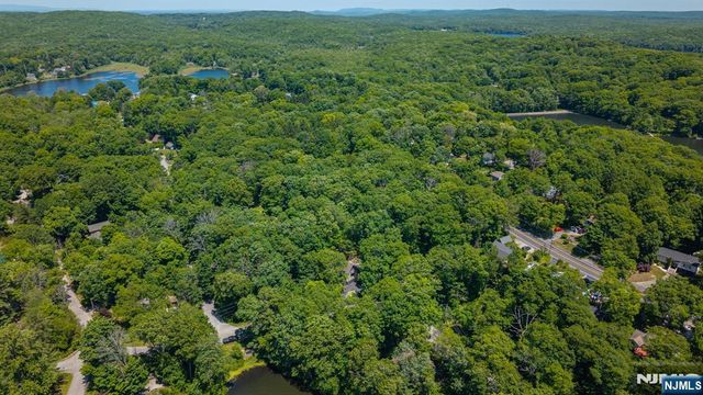 1150 Lakeside Drive, Vernon, NJ 07422