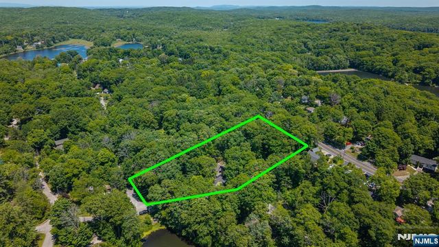 1150 Lakeside Drive, Vernon, NJ 07422