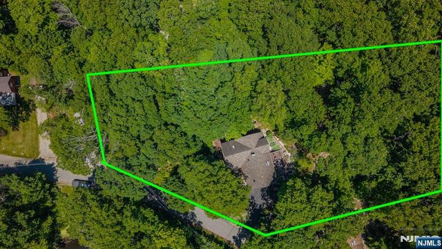 1150 Lakeside Drive, Vernon, NJ 07422