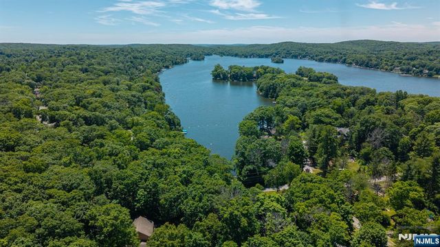 1150 Lakeside Drive, Vernon, NJ 07422