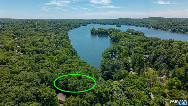 1150 Lakeside Drive, Vernon, NJ 07422