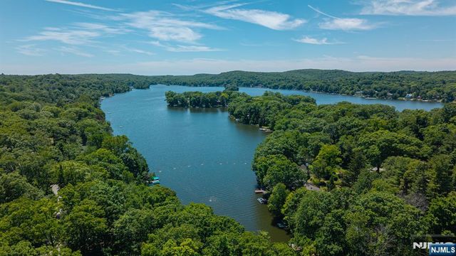 1150 Lakeside Drive, Vernon, NJ 07422